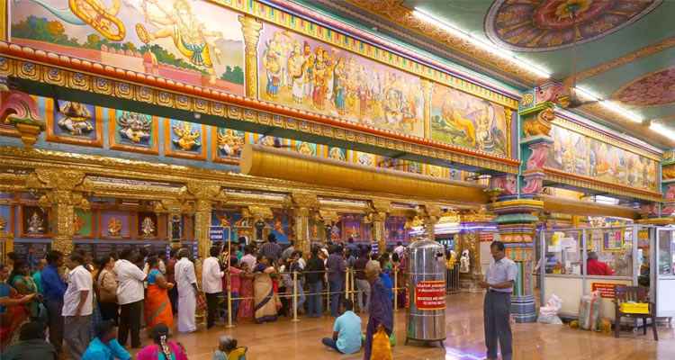 Manakula Vinayagar Temple, Pondicherry: Crowded, grand structure.